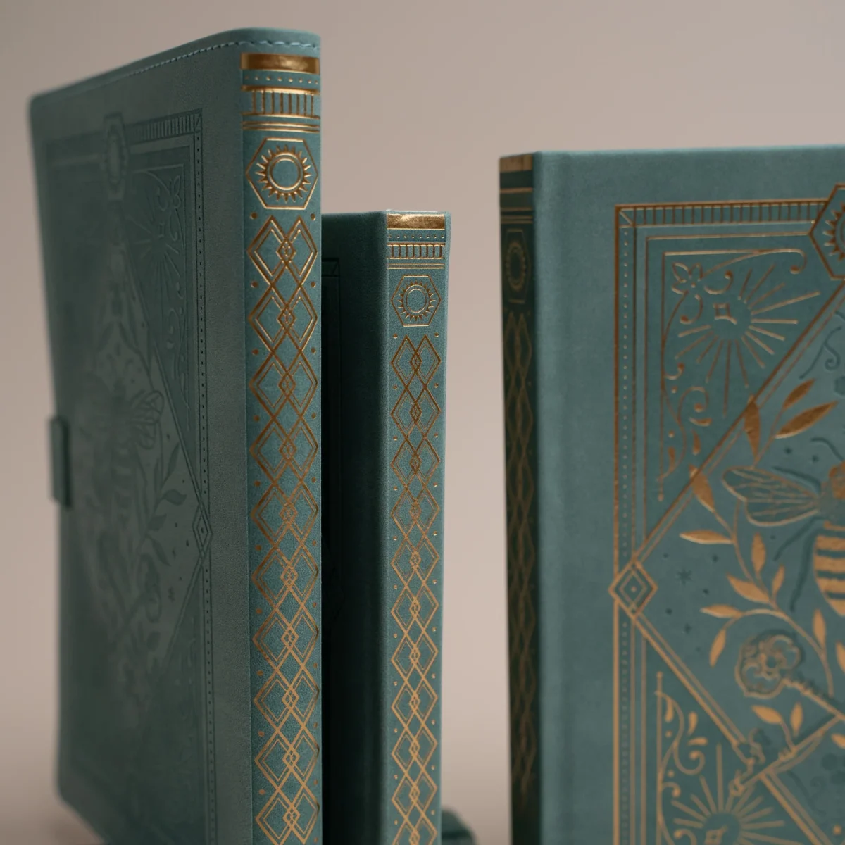 Archer & Olive - Everyday 2026 Keeper of the Bees in Soft Teal Dot Grid Travelers (TN372)